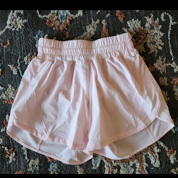Lululemon Tracker Shorts Strawberry Milkshake - Picture 3 of 7